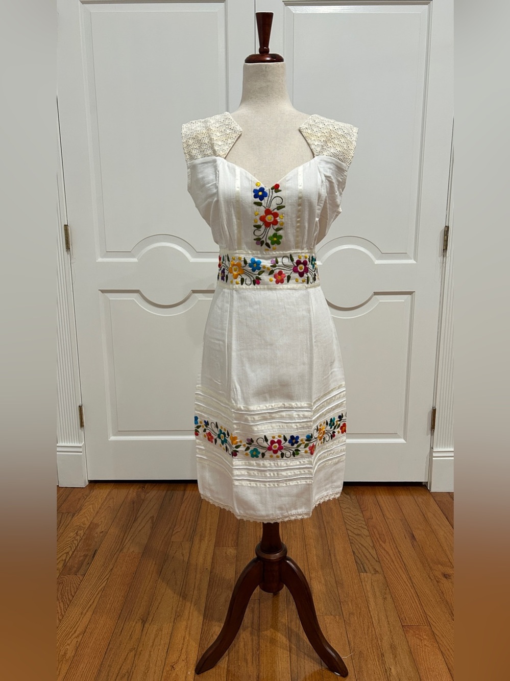Mexican embroidered dress, hand Embroidered with Cotton threads.